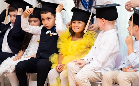 В детских садах Академической гимназии прошли первые выпускные для юных воспитанников